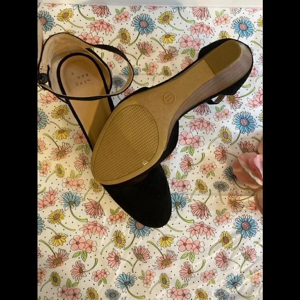 💥Women’s Wanda Microsuede Rounded Toe Wedge pump Size :11